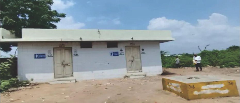 Passengers Problem Locking of toilets at Wadhwan bus station with 183 routes