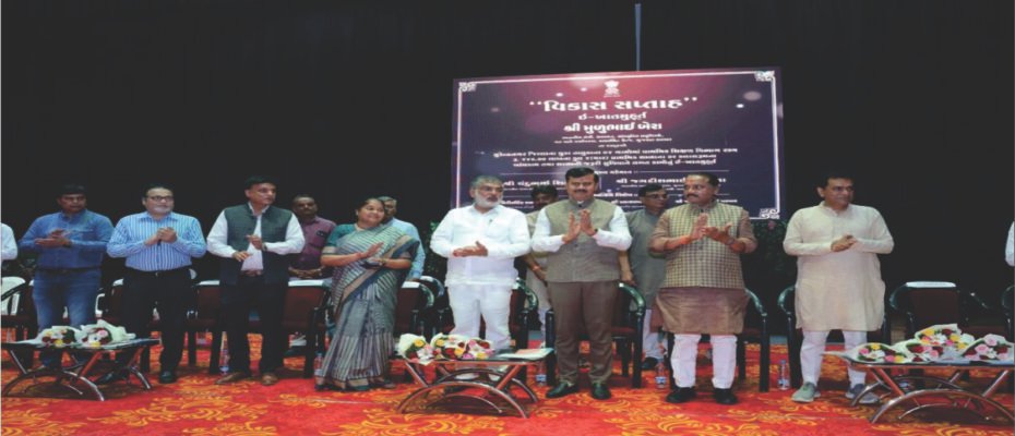 Presentation of your leader that there is no water in Surendranagar for 2 years